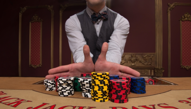casino-dealer-chips