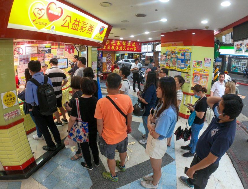 Players line up to purchase Taiwan Lottery tickets